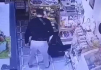 Иностранец жестоко избил продавщицу магазина в Бишкеке - видео