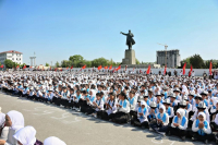 На центральной площади Оша 3 тысячи школьников исполнили эпос «Манас»