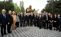 В Баку открыли памятник Чингизу Айтматову (фото)