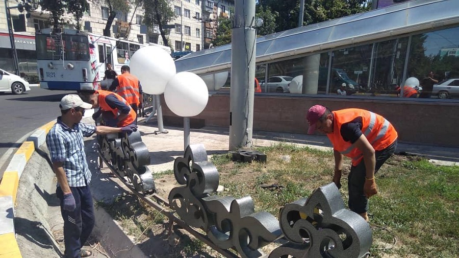 Сломанную из-за автонаезда инсталляцию починили в Бишкеке