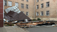 Из-за сильного ветра в Бишкеке пострадали 11 школ и 8 детсадов