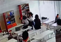 В одной из школ Бишкека ученики избили одноклассницу (видео)