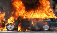 В пригороде Бишкека машина вспыхнула как факел (видео)
