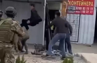 Эпичное задержание в Кочкор-Ате. Сын подозреваемого напал на спецназовцев - видео