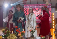 Россияне сыграли свадьбу в Бишкеке в кыргызском стиле - видео