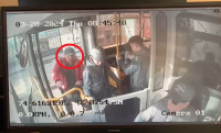 В столичном автобусе пассажир напал на контролера