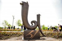 В столичном парке Ынтымак появился памятник букве Ы