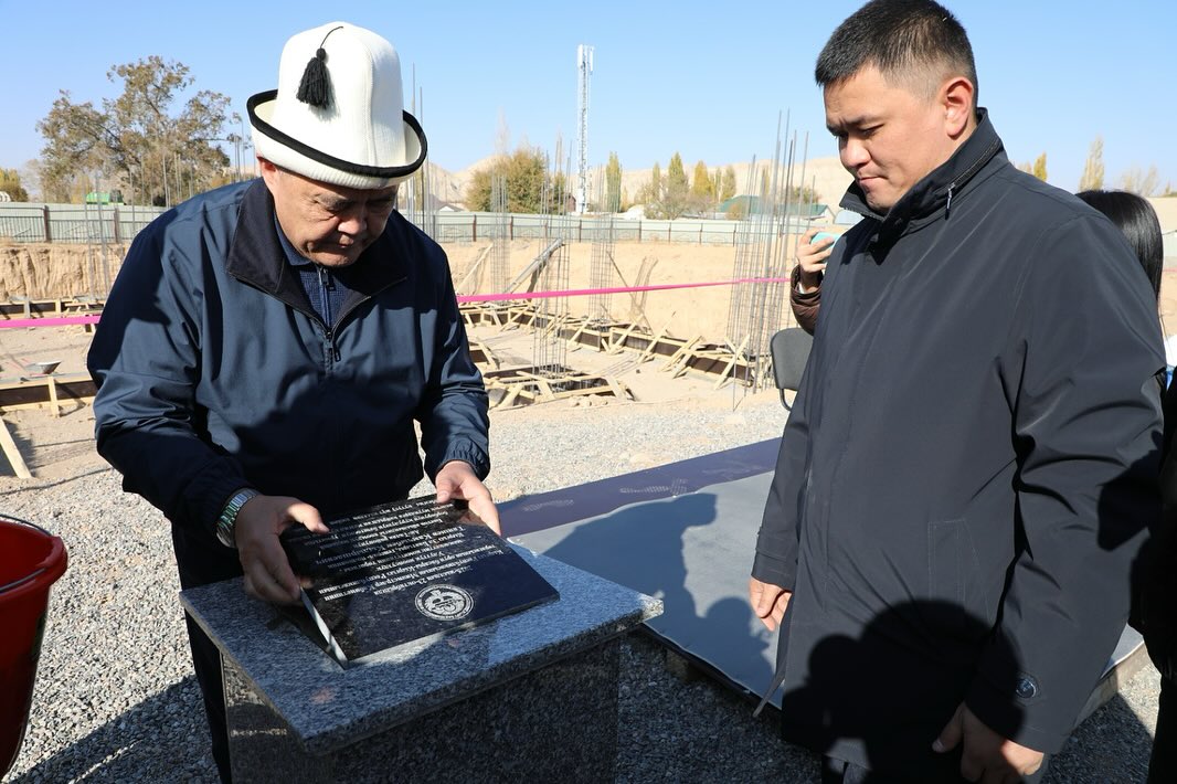 К.Ташиев_Нарын_облусунун_Ак-Талаа_районунун_Баетов_айылындагы_3_кабаттуу_коомдук_маданий_борборд.jpg