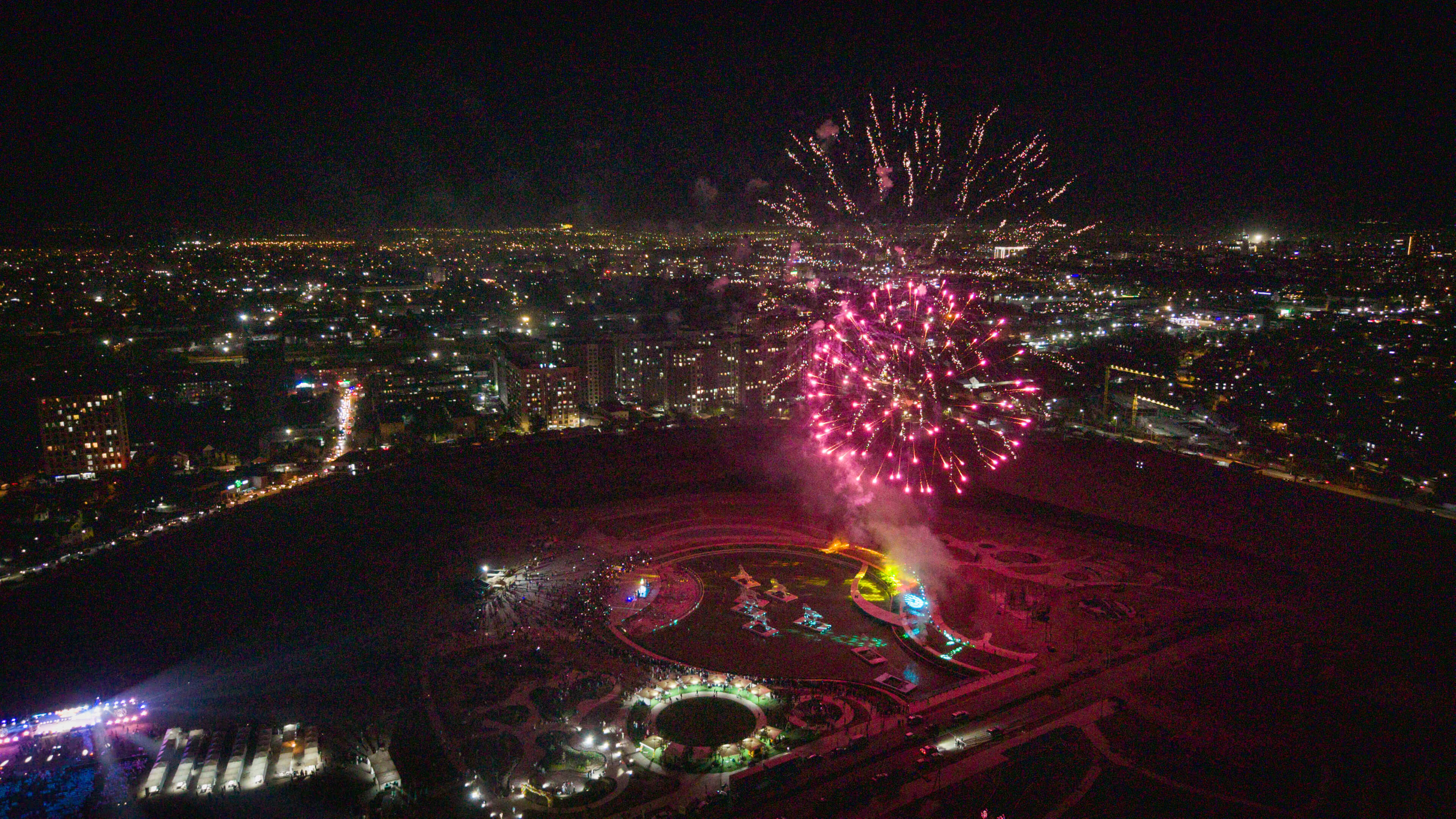 Шоу музыкальных фонтанов и фейерверков в рамках мероприятия в проекте Royal Central Park