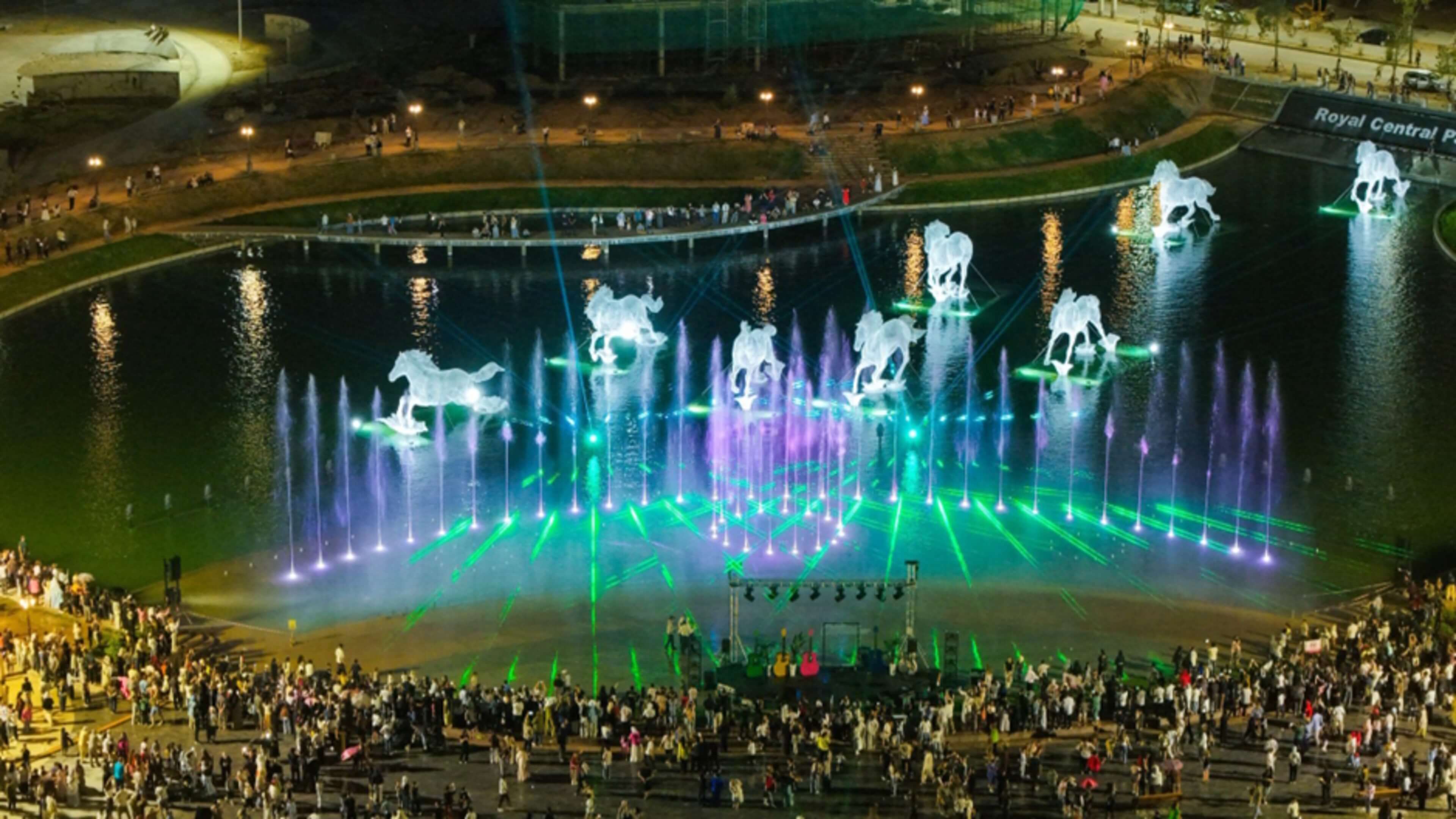 Световое шоу на озере Nomad Heritage в Royal Central Park