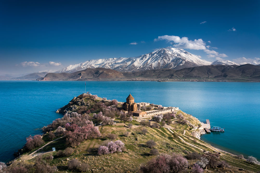 Van-Lake-and-Akdamar-Island-2.jpg