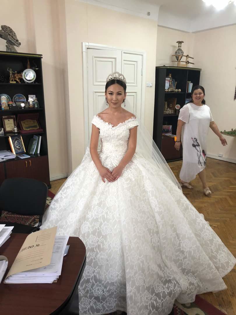 Сдам киргизам. Киргизские Свадебные платья. Свадебный Наряды в Киргизии. Киргизское платье для свадьбы. Кыргызстан платья для невесты.