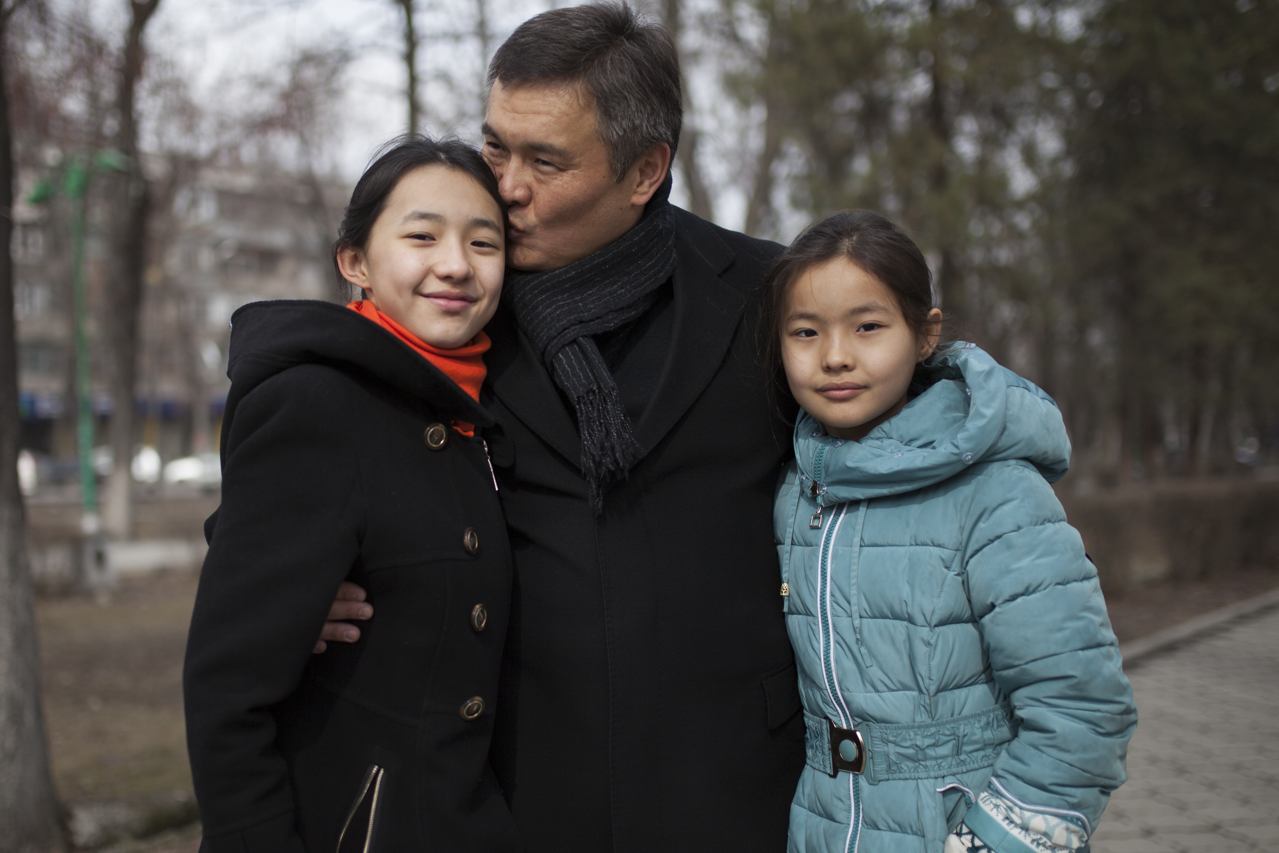 Марат Аманкулов, депутат от фракции СДПК, с дочерьми Акылай и Аяной
