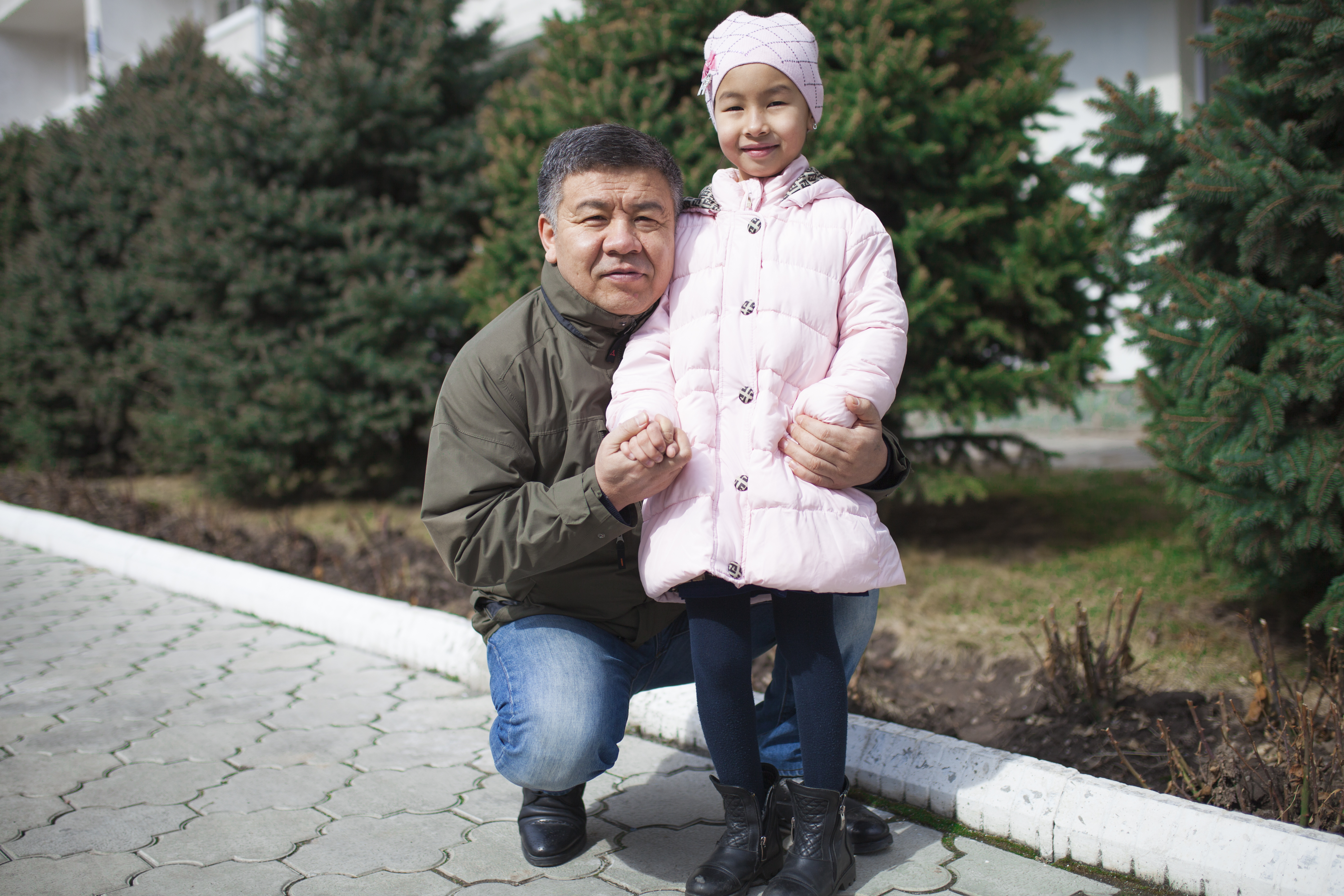  Алмамбет Шыкмаматов, депутат от фракции «Ата Мекен», с дочерью Акылай