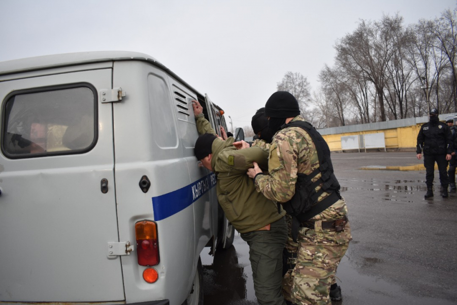 Кыргызстанских милиционеров учат предотвращать массовые беспорядки и эффективно использовать спецсредства