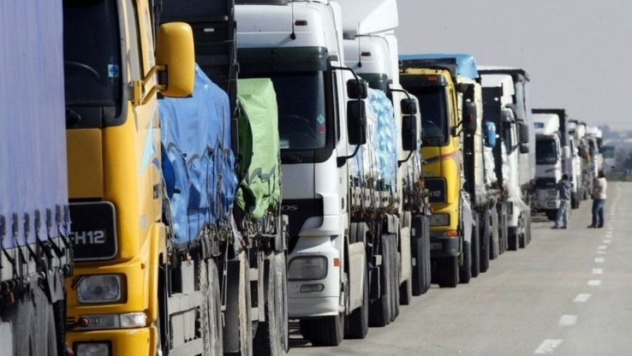 На границе с Казахстаном скопилось около 180 грузовых автомашин