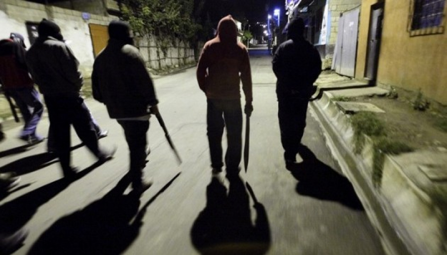 В Бишкеке подростки ограбили школьника. Их водворили в ИВС