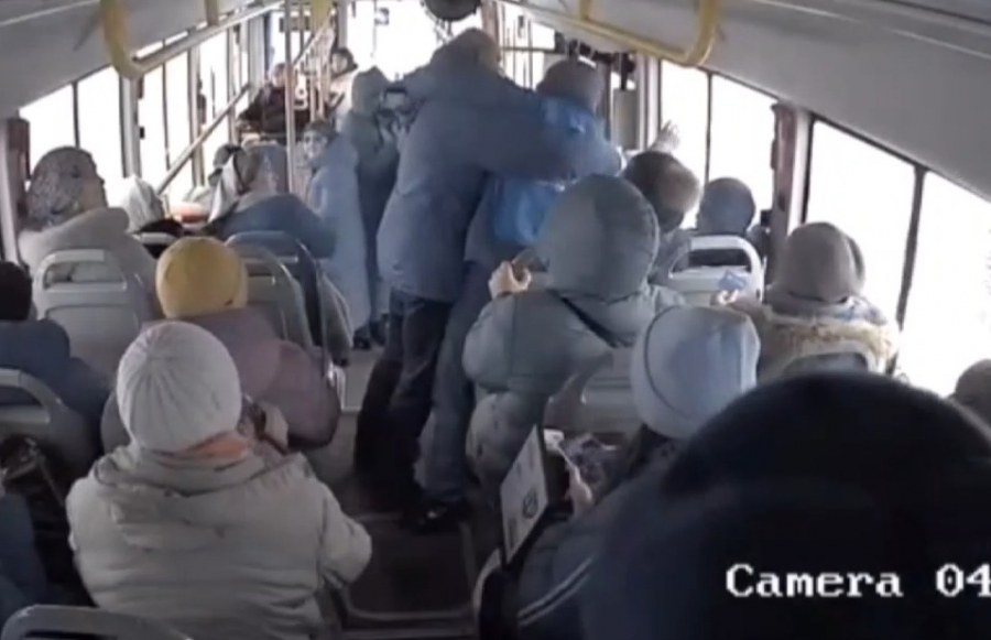 В столичном автобусе № 226 пассажир напал на контролера - видео