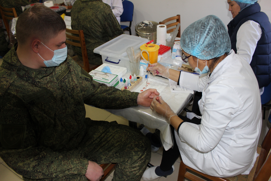 Российские военные в Кыргызстане добровольно сдали кровь для тяжелобольных (фото)