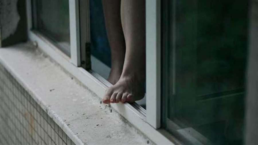 В Токмаке 14-летняя девочка выпрыгнула из окна недостроенной многоэтажки