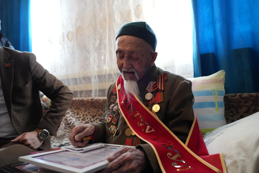 В Кара-Балте 100-летнему ветерану ВОВ подарили от государства новую квартиру
