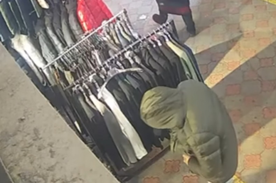 Парень украл дорогую куртку на рынке «Дордой», момент кражи попал на видео