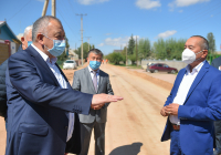 Боронов ознакомился с ходом строительства внутренних дорог Иссык-Кульской области