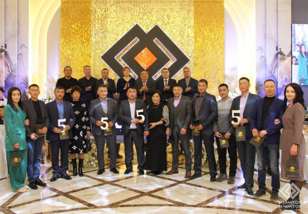 «Кумтөр» компаниясында ондогон жылдар бою иштеген Ысык-Көл облусунун кызматкерлерин куттуктады