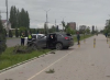 На Южной магистрали KIA перевернулся и снес несколько туй (видео)