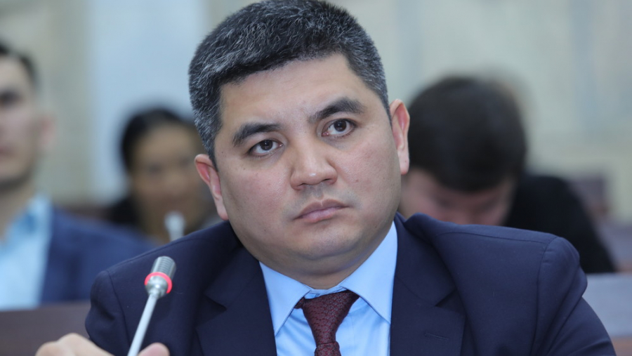 Объявился депутат Эмиль Жамгырчиев. Он просит предоставить ему отпуск до конца года в связи с болезнью отца