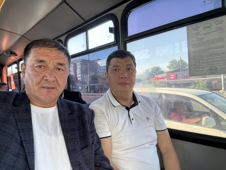Фото дня: мэр Бишкека с заместителем едут на работу на автобусе