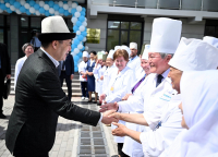 Орунбеков: Около 300 тысяч работников соцсферы получат повышенные зарплаты в конце месяца