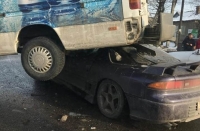В ходе очередной аварии в Бишкеке легковушка оказалась под бусом (видео)