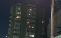 В Бишкеке женщина с ребенком хотела спрыгнуть с многоэтажки (видео)