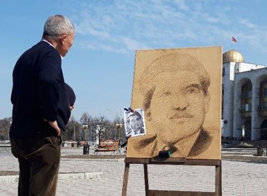 Картинки по запросу "Портрет Чингиза Айтматова из гвоздей и ниток создает на площади Ала-Тоо бишкекчанин"