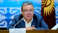 В Жогорку Кенеше почтили минутой молчания память Алмазбека Акматова
