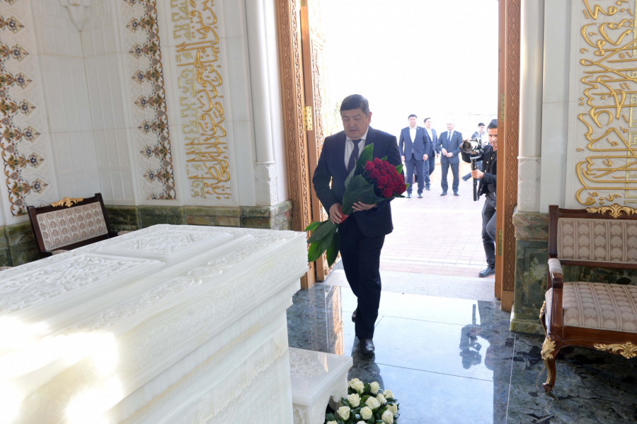 Акылбек Жапаров посетил Мавзолей первого президента Узбекистана в Самарканде
