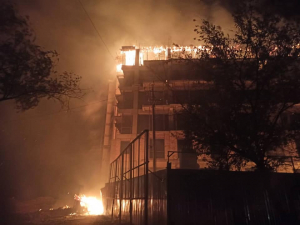 В Асанбае возник пожар в многоэтажном доме (фото)