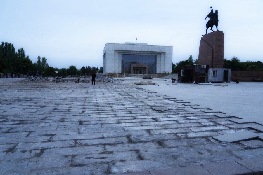 На площади Ала-Тоо демонтировали флагшток и кабинку почетного караула (фото)