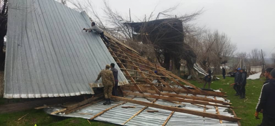 В селе Кунтуу восстанавливают крышу школы, которую сорвало во время шквалистого ветра