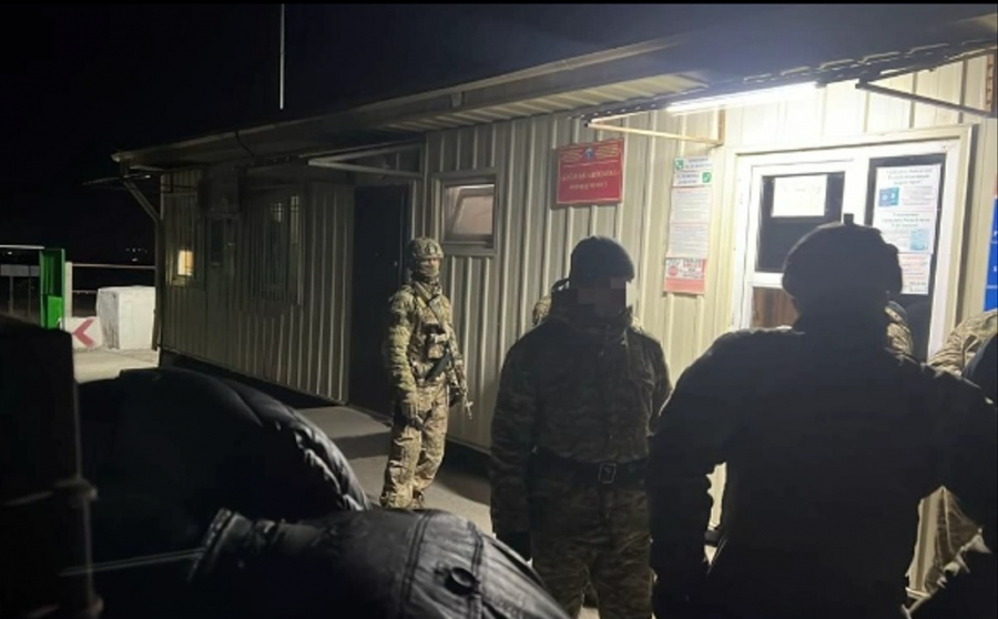 В Ала-Буке за контрабанду задержаны 8 пограничников и 5 гражданских лиц - видео