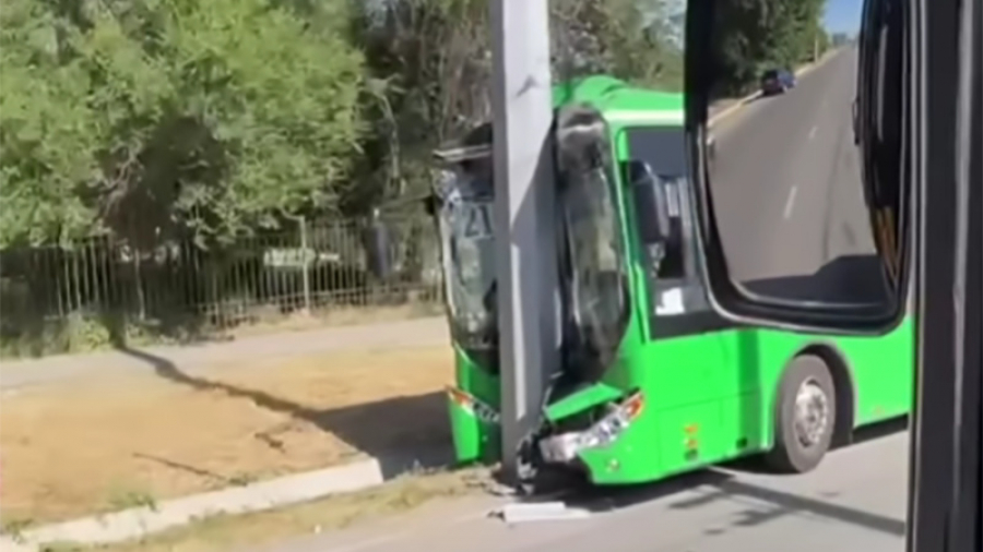 В Бишкеке автобус №216 врезался в столб