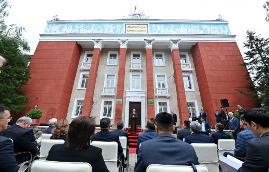Садыр Жапаров посетил Конституционный суд Кыргызстана и поздравил судей
