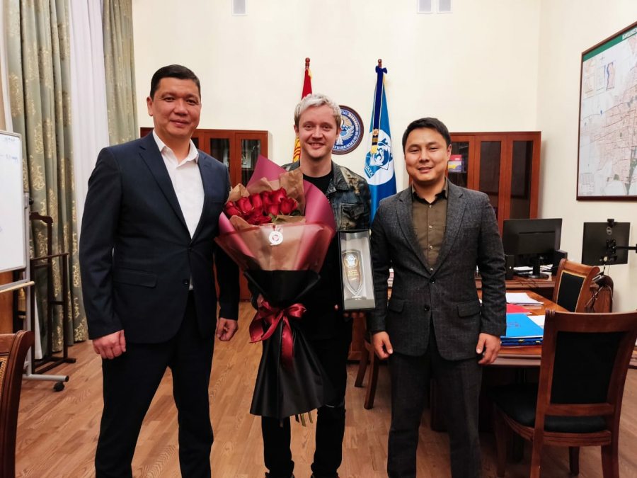 Мэр Бишкека поздравил Александра Волкодава с победой в «Голосе»