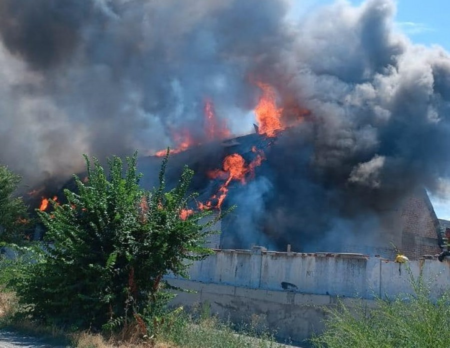 В Токмаке крупный пожар - горит склад площадью 4 тыс. квадратов