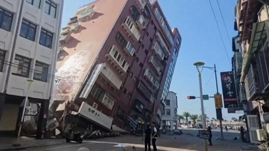 В результате сильнейшего за 25 лет землетрясения на Тайване повреждено много домов - видео