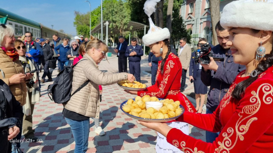 Туристы из Европы прибыли в Бишкек на поезде