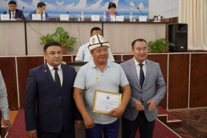 «Серый кардинал» Атамбаева стал почетным гражданином Лейлекского района