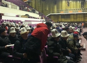 Замдиректора Дворца спорта пояснил, что перед митингом в их зале собрались представители народной дружины (фото)