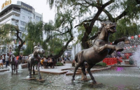 Каких лошадок вернули к ЦУМу в Бишкеке?